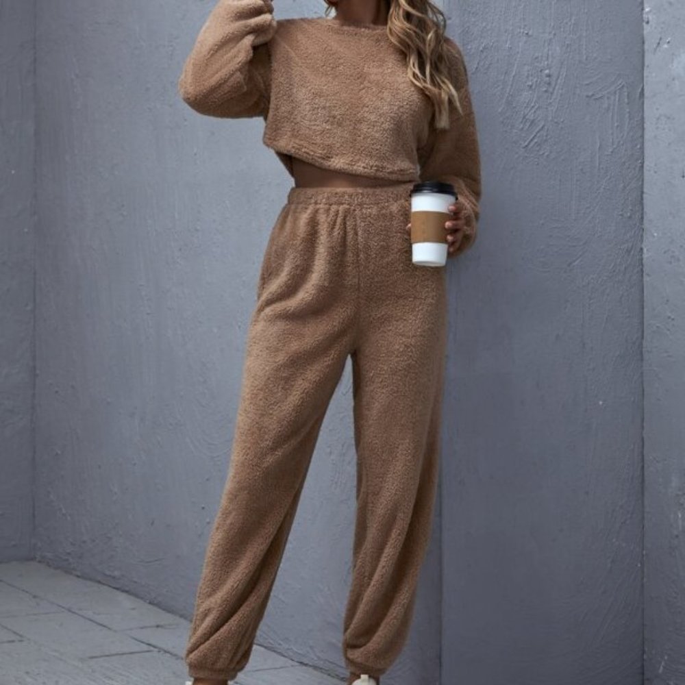 CASUAL DOLLZ Cropped Pullover & High-Rise Joggers - Picture 2 of 8